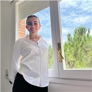 Soy una alumna de cuarto de la eso en el liceo francés de barcelona y tengo una media de 17,5/20. Me definiría como ambiciosa y motivada, lo que más me gusta es ayudar a los otros que sea en términos escolares o no. Me gustaría dar clases a cualquier alum